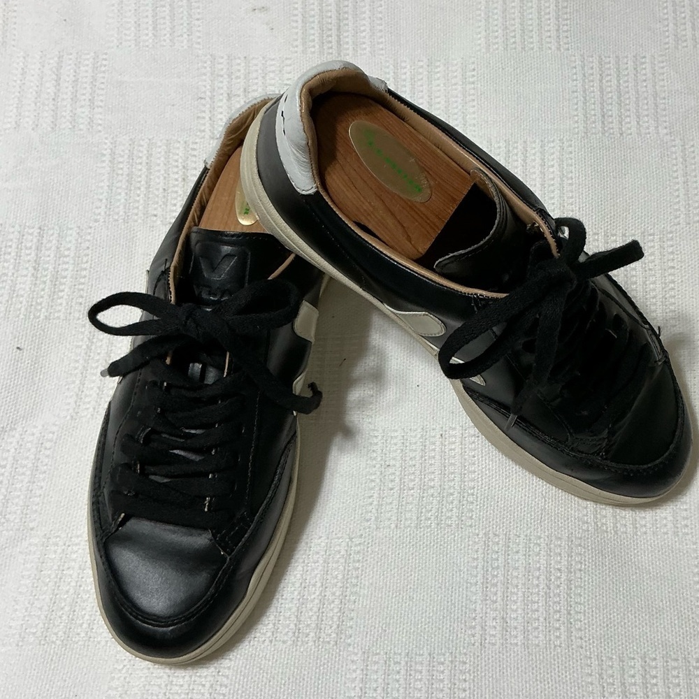EUC VEJA V12 'BASTILLE' BLACK WOMEN SIZE 7